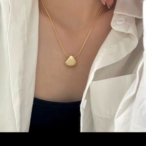 Stainless steel snake chain with shell pendant -